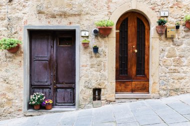 Eski vintage kasaba stree, kapı ve pencere Volterra