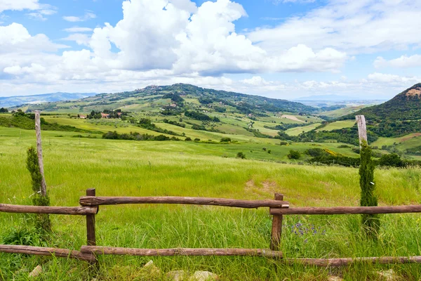 Krajobraz Toskanii, pól i łąk w pobliżu Volterra — Zdjęcie stockowe