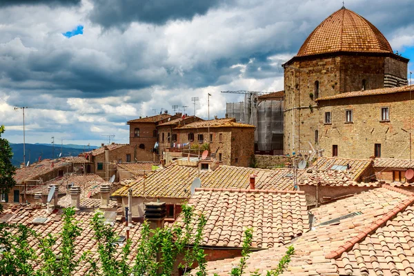 Starobylé centrum vesnice Volterra v Itálii — Stock fotografie
