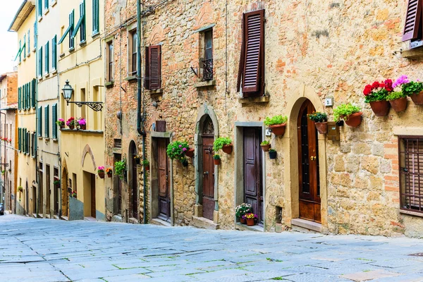 Calle del pueblo medieval Volterra. Italia —  Fotos de Stock