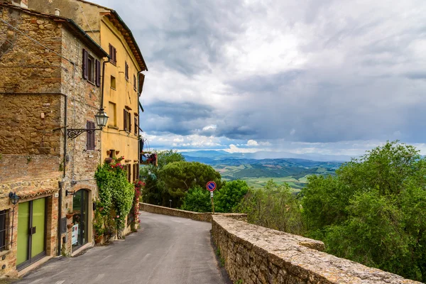 Gatan i den medeltida byn Volterra. Italien, Tuscany — Stockfoto