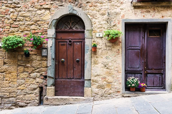 Vieille ville vintage stree, porte et fenêtre à Volterra — Photo
