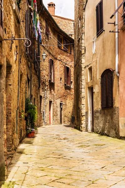 这个中世纪的村庄沃尔泰拉街。意大利 — 图库照片