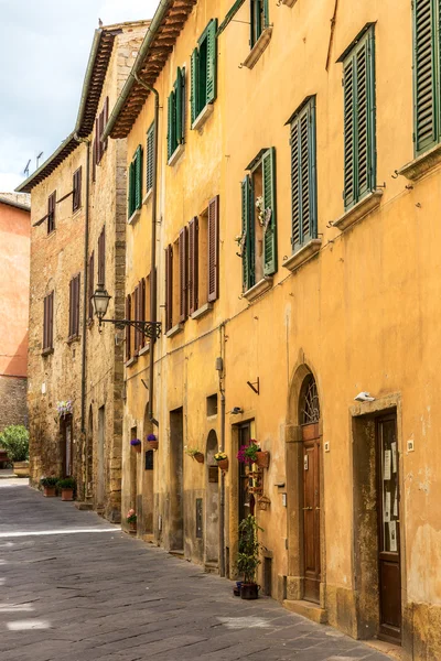 Rua da aldeia medieval Volterra. Itália — Fotografia de Stock