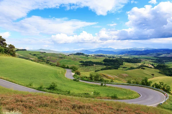 Road landskapet Toscana och gröna böljande kullar nära Vol — Stockfoto