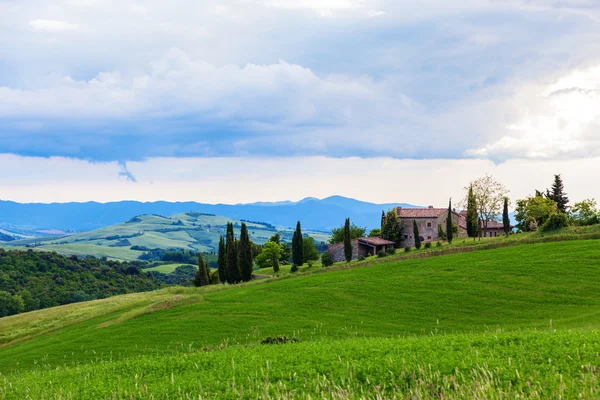 Toscaanse landschap, velden en weiden in de buurt van Volterra — Stockfoto