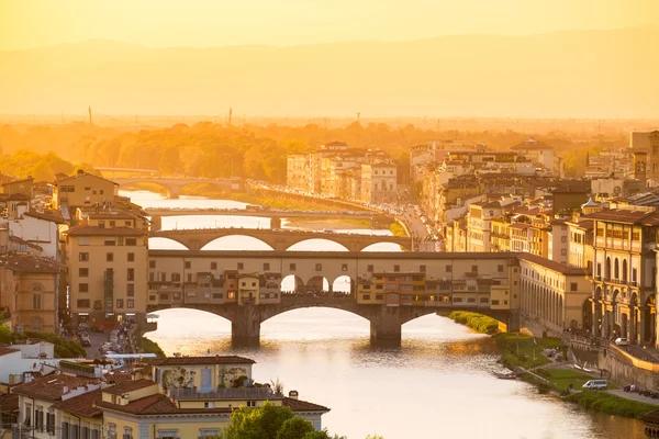 Río Arno y puente famoso Ponte Vecchio — Foto de Stock