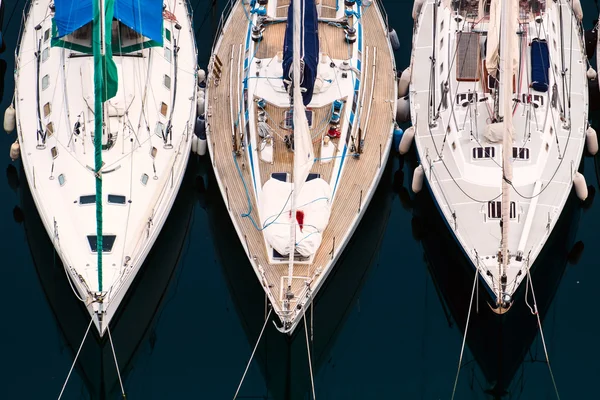 Luxury yachts to drop anchor in seaport — Stock Photo, Image