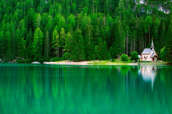 Lago Braies nas montanhas das Dolomitas — Fotografia de Stock