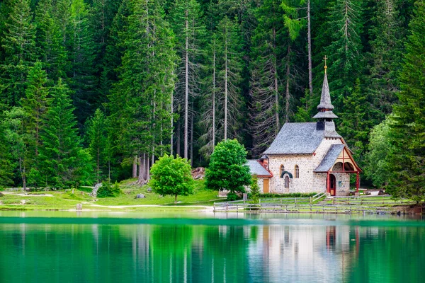 Dolomites dağlarda Braies Gölü — Stok fotoğraf