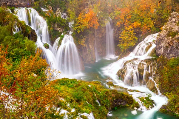 Herbstfarben und Wasserfälle des Plitvicer Nationalparks — Stockfoto