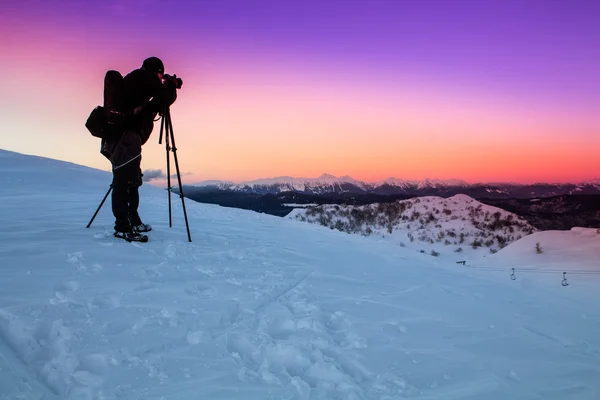 Fotógrafo da natureza tirando fotos nas montanhas — Fotografia de Stock