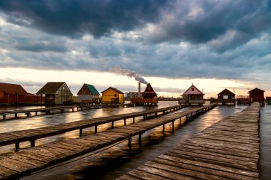 Gün batımı göl Bokod iskelesi ile