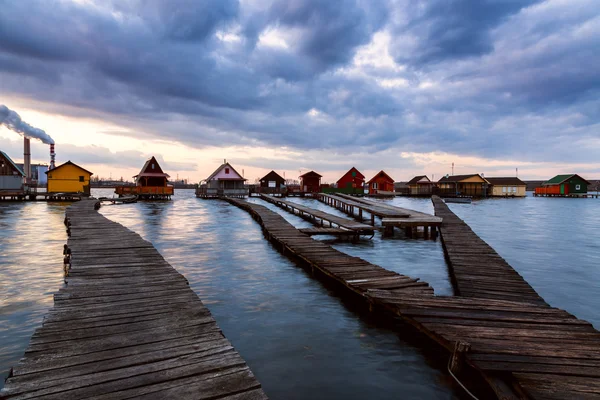 Zonsondergang lake Bokod met pier — Stockfoto