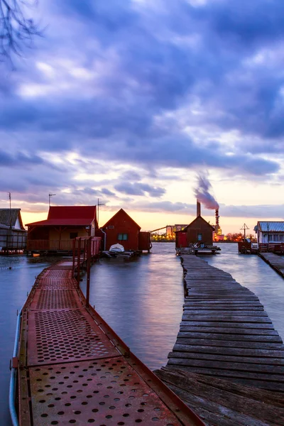 Zonsondergang lake Bokod met pier — Stockfoto