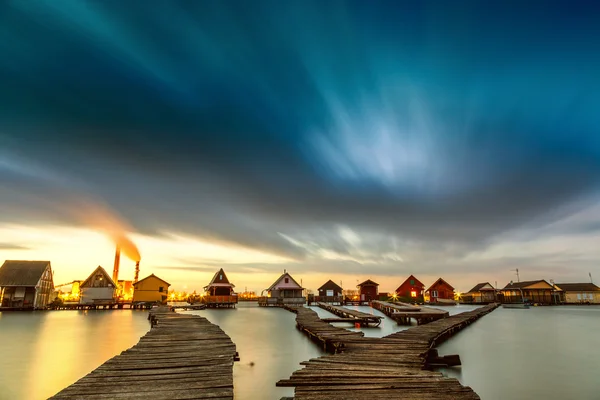 桟橋と夕日の湖 Bokod — ストック写真