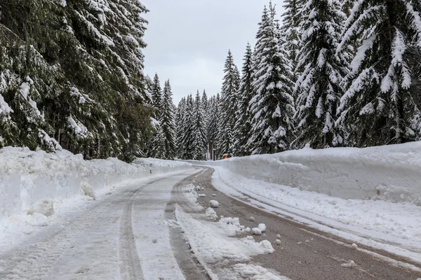 Снежная зимняя дорога в Словении — стоковое фото