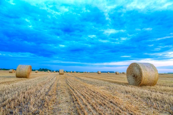 Coucher de soleil sur route rurale et balles de foin — Photo