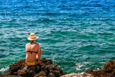 Kadın vahşi Beach'te Pula bir kitap okudum
