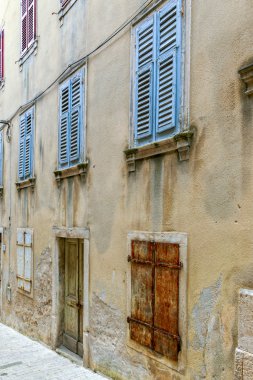 Vintage windows ahşap kepenkleri ile