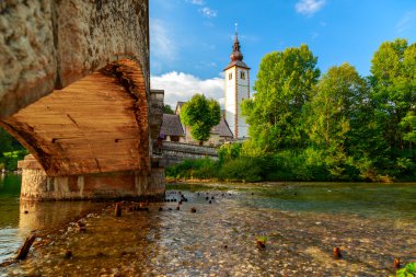 Kilise, Sv. John the Baptist ve bir köprü Bohinj Gölü ile