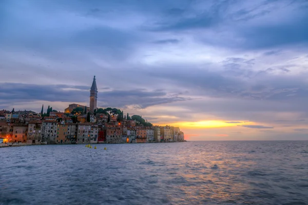Ciudad vieja de Rovinj en la costa del mar Adriático de Croacia — Foto de Stock