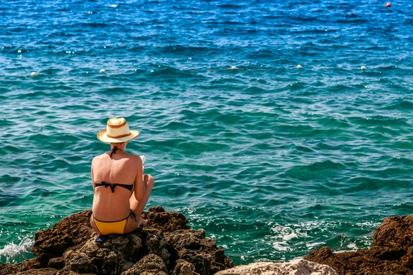 Kobieta, czytać książki w dzikiej plaży w pobliżu w Pula — Zdjęcie stockowe