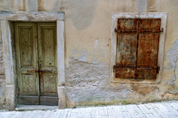 Fenêtres vintage avec volets en bois — Photo