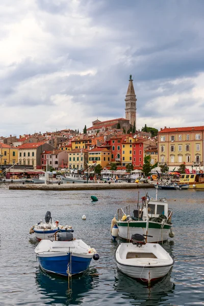 De oude stad Rovinj in Adriatische Zee kust van Kroatië — Stockfoto