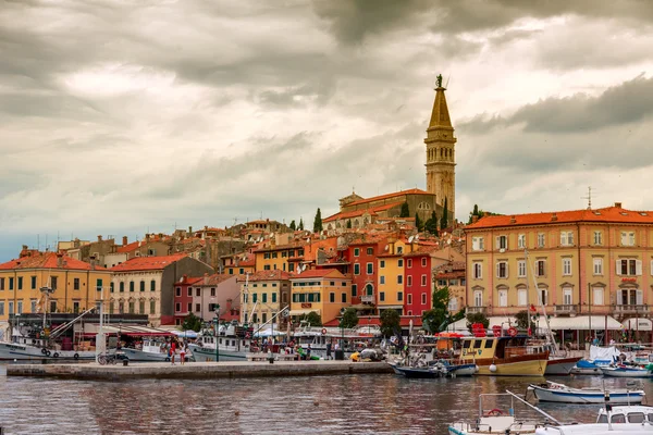 De oude stad Rovinj in Adriatische Zee kust van Kroatië — Stockfoto