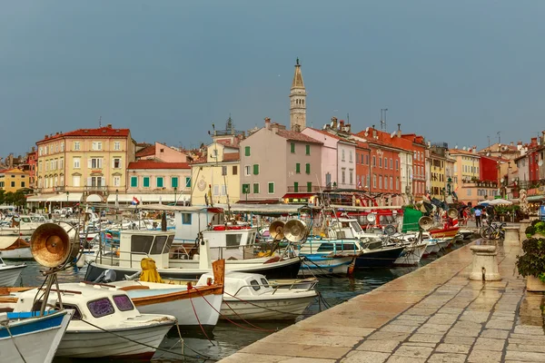 Rovinj cidade velha na costa do mar Adriático da Croácia — Fotografia de Stock