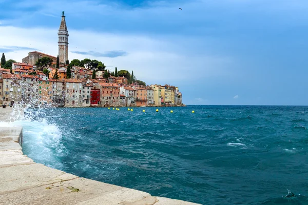 Rovinj cidade velha na costa do mar Adriático da Croácia — Fotografia de Stock