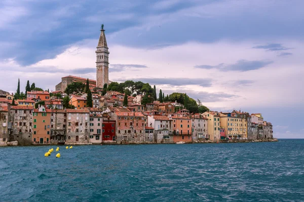 Rovinj cidade velha na costa do mar Adriático da Croácia — Fotografia de Stock