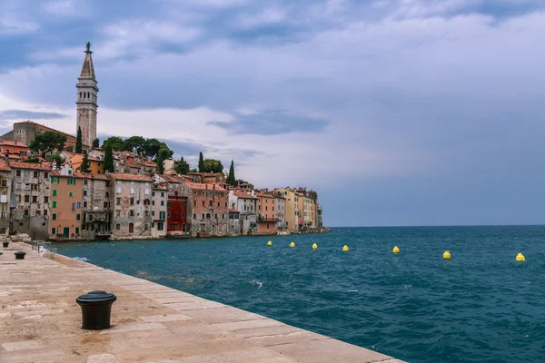 Rovinj óvárosától, a horvát Adriai-tenger partján — Stock Fotó