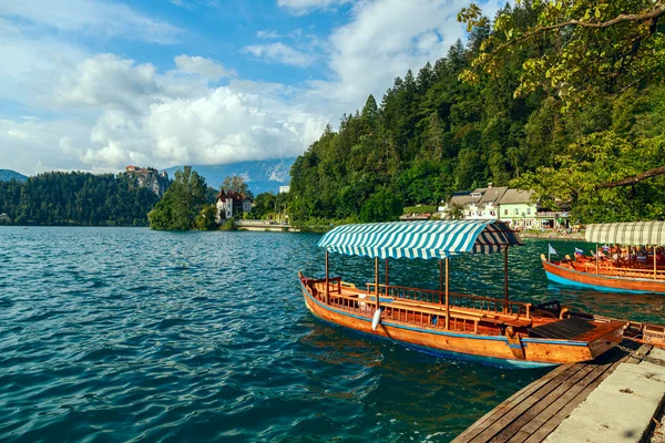 Barcos de madeira tradicionais Pletna no lago Bled — Fotografia de Stock