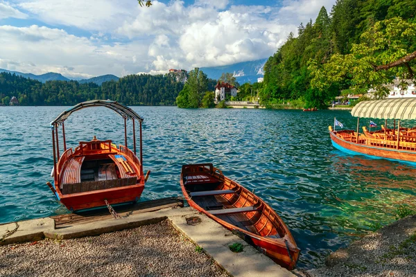 Barcos de madera tradicionales Pletna en el lago Bled — Foto de Stock