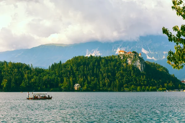 Perinteiset Pletna veneet järven rannalla Bled — kuvapankkivalokuva