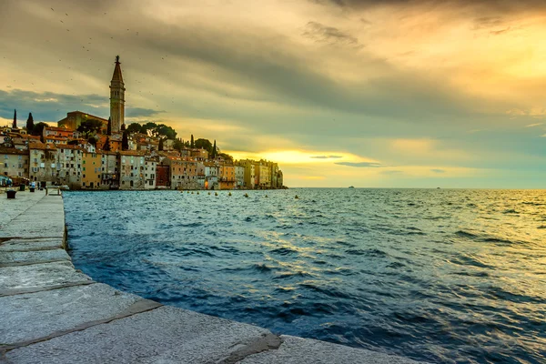 Regenachtige zonsondergang in Rovinj, Kroatië — Stockfoto