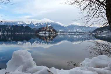 Lake Bled şaşırtıcı güneş doğarken kışın