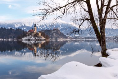 Lake Bled şaşırtıcı güneş doğarken kışın