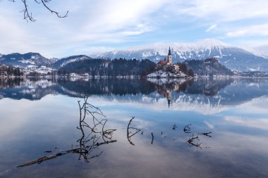 Lake Bled şaşırtıcı güneş doğarken kışın