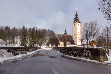 Kilise, Sv. John the Baptist ve bir köprü
