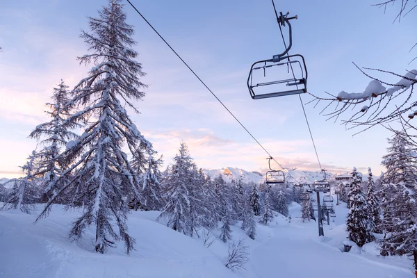 傅高义 Julian 阿尔卑斯山区的滑雪中心 — 图库照片