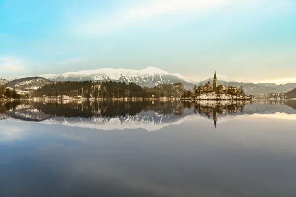 Nascer do sol incrível no lago Bled no inverno — Fotografia de Stock