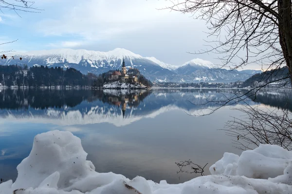 Sorprendente alba al lago di Bled in inverno — Foto Stock