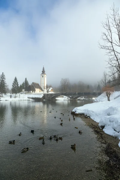 Église Saint-Jean-Baptiste et un pont — Photo