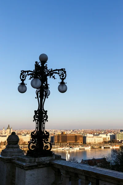 Régi szép lámpa Budapesten. Magyarország. — Stock Fotó