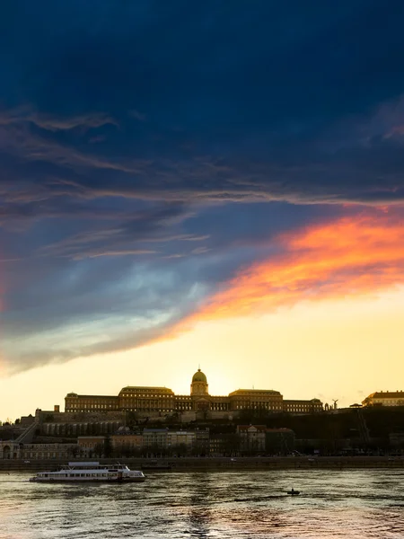 Pohled na Budínský hrad v Budapešti od Dunaje — Stock fotografie