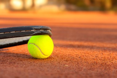 Tenis topu ve raket tenis kortunda