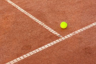 Tenis kortunda tenis topu